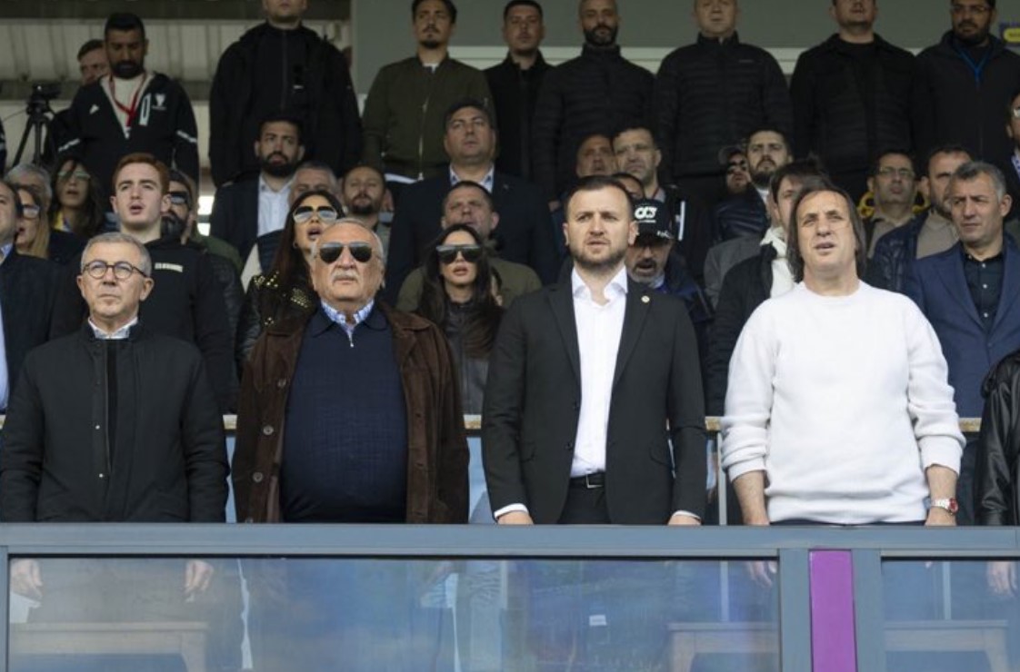 Eyüpspor Süper Lig'de! Tribünde dikkat çeken isim