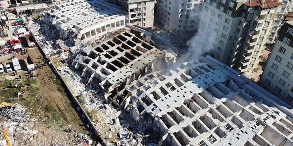 Rönesans Rezidans'ta 54 kişi hâlâ kayıp! Çevredekilerin 'koku geliyor' demesi üzerine yeniden enkazda arama yapılacak