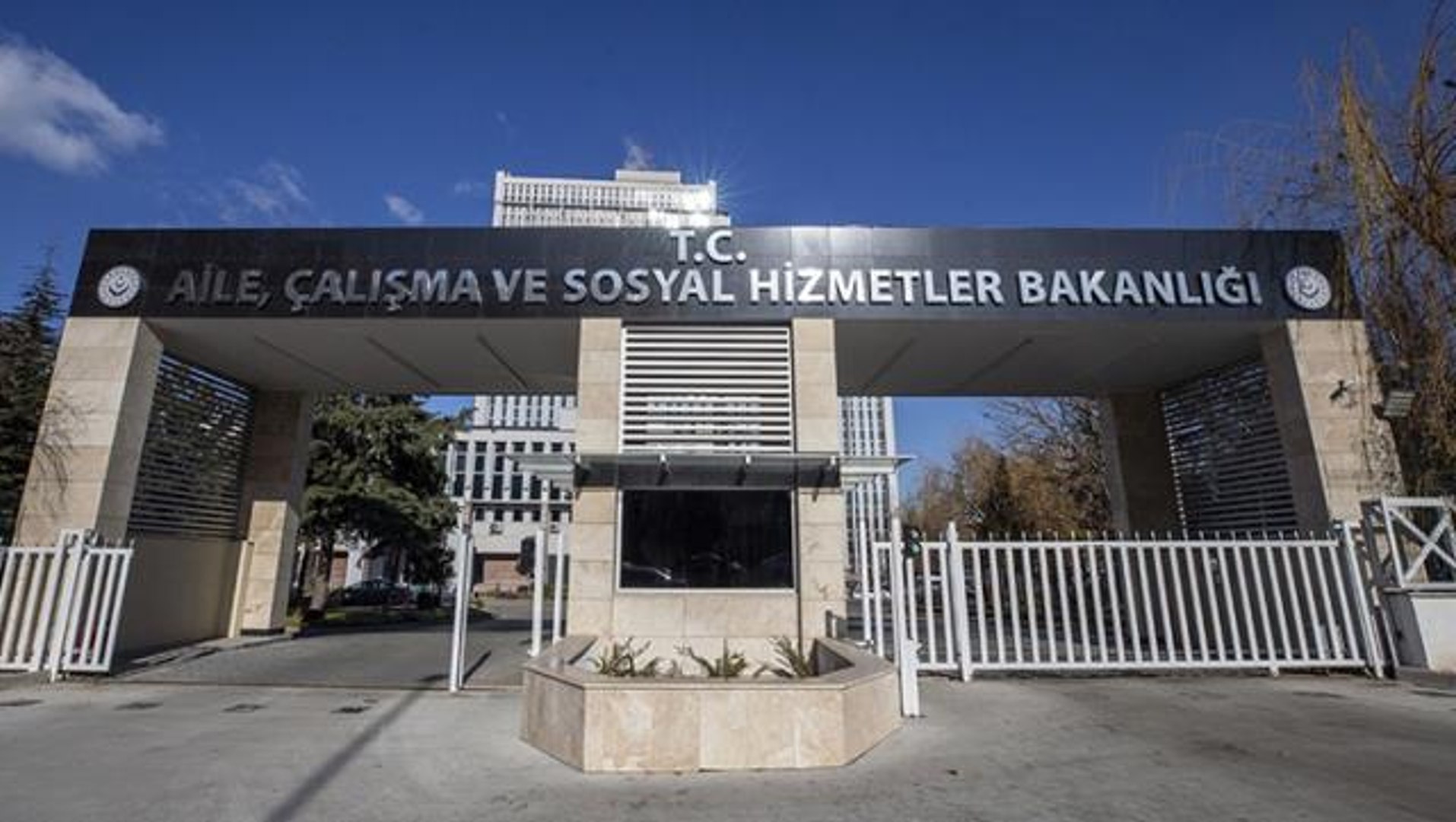 Ali Bakanlığı seçimden 2 gün önce ihale düzenlemiş: 23 araç için 29.5 milyon liraya anlaşıldı