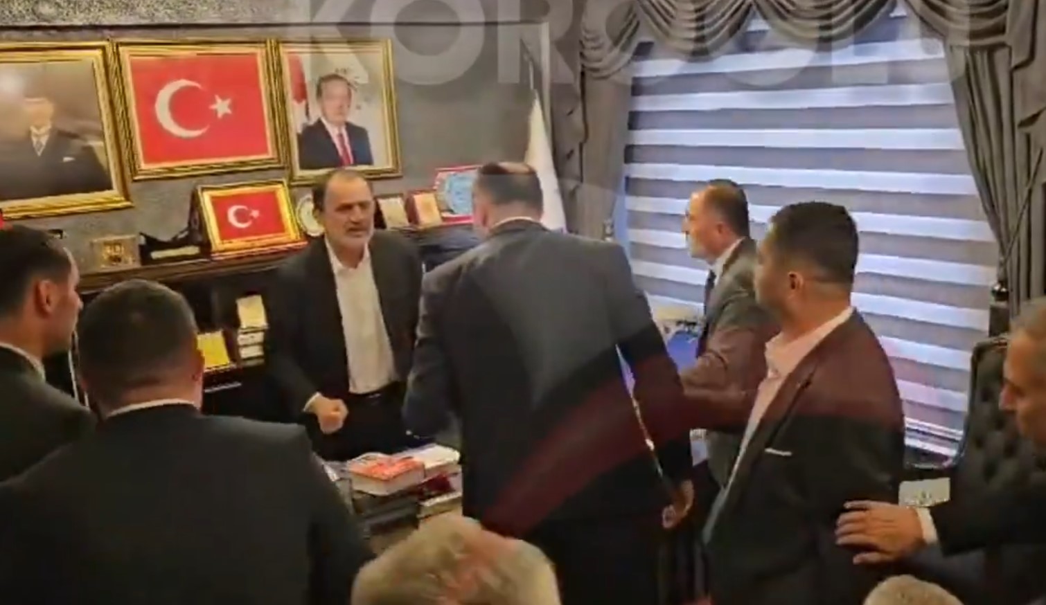 Düzce Kaynaşlı'daki devir teslim töreninde ortalık karıştı! Çiçekleri fırlattı, üzerine yürüdü, hakaretler savurdu