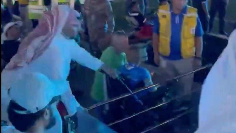 Suudi Arabistan'da taraftar futbolcuyu kırbaçladı
