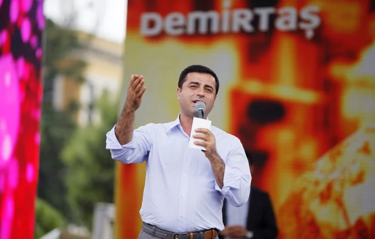 Tahliye edilmesi beklenirken... Selahattin Demirtaş hakkında "Cumhurbaşkanı Erdoğan'a hakaret" iddiasıyla hapis istendi