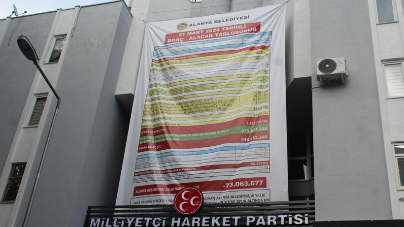 CHP'li başkan, MHP'li dönemin borç listesini belediye binasına astı! MHP'den alacak kalemli afişle cevap geldi