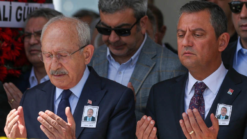 Özgür Özel ve Kemal Kılıçdaroğlu cenaze töreninde yan yana