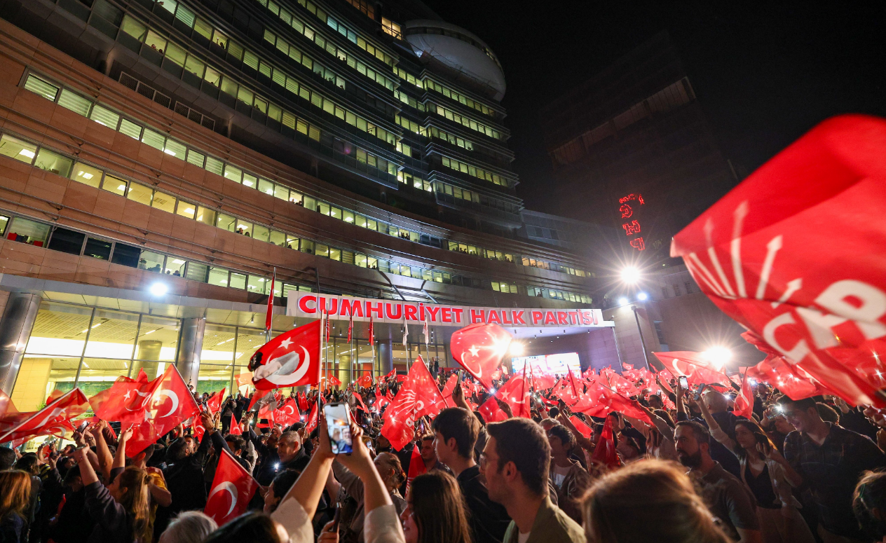 CHP'de başka partilere çalışan üyelere ihraç!