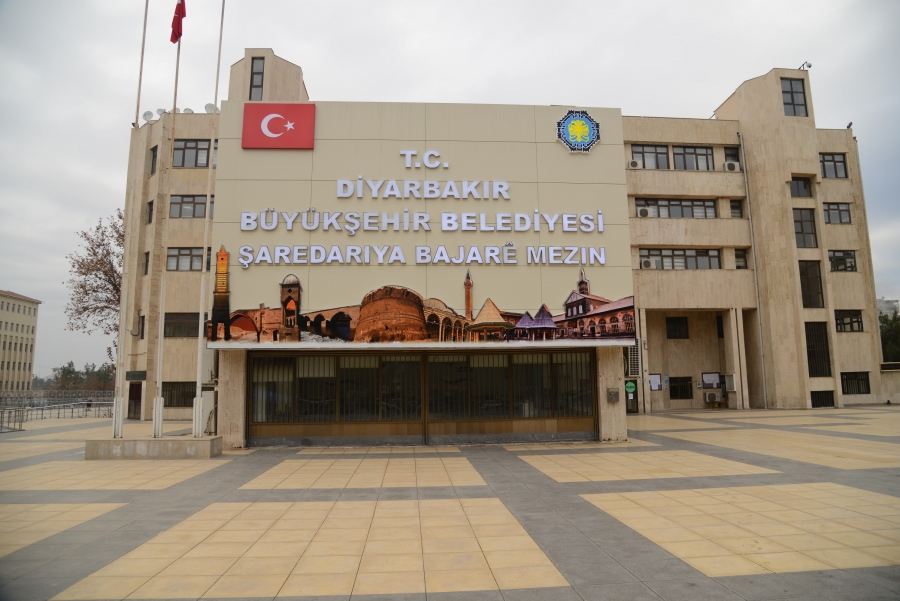 Diyarbakır Büyükşehir'den yandaş medyanın kışkırtmasına yanıt: "İstiklal Marşı okunduğu gibi bayrak da olması gereken yerde"