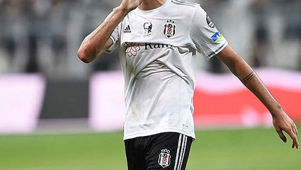 Beşiktaş o futbolcuyla yollarını ayırdı!