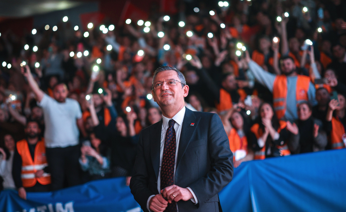 Özgür Özel'den 'saç boyatma' açıklaması! Boyamamış ama bakın ne yapmış