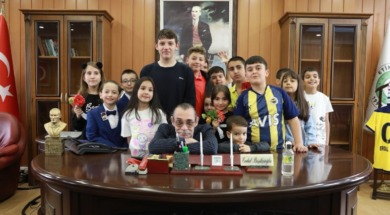 Etimesgut'ta neşeli 23 Nisan! Erdal Beşikçioğlu ve çocuklar bayramı böyle kutladı
