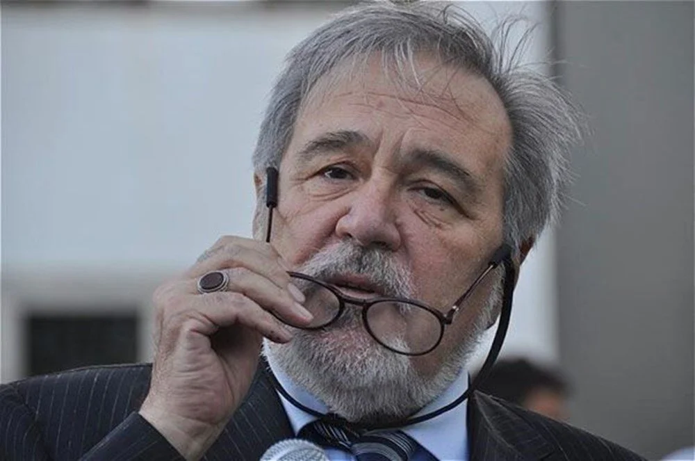 İlber Ortaylı, uçakta aniden fenalık geçirdi