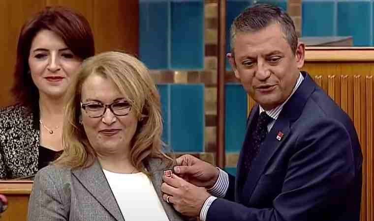 İYİ Parti'den istifa eden milletvekili CHP'ye katıldı! Özgür Özel rozetini taktı
