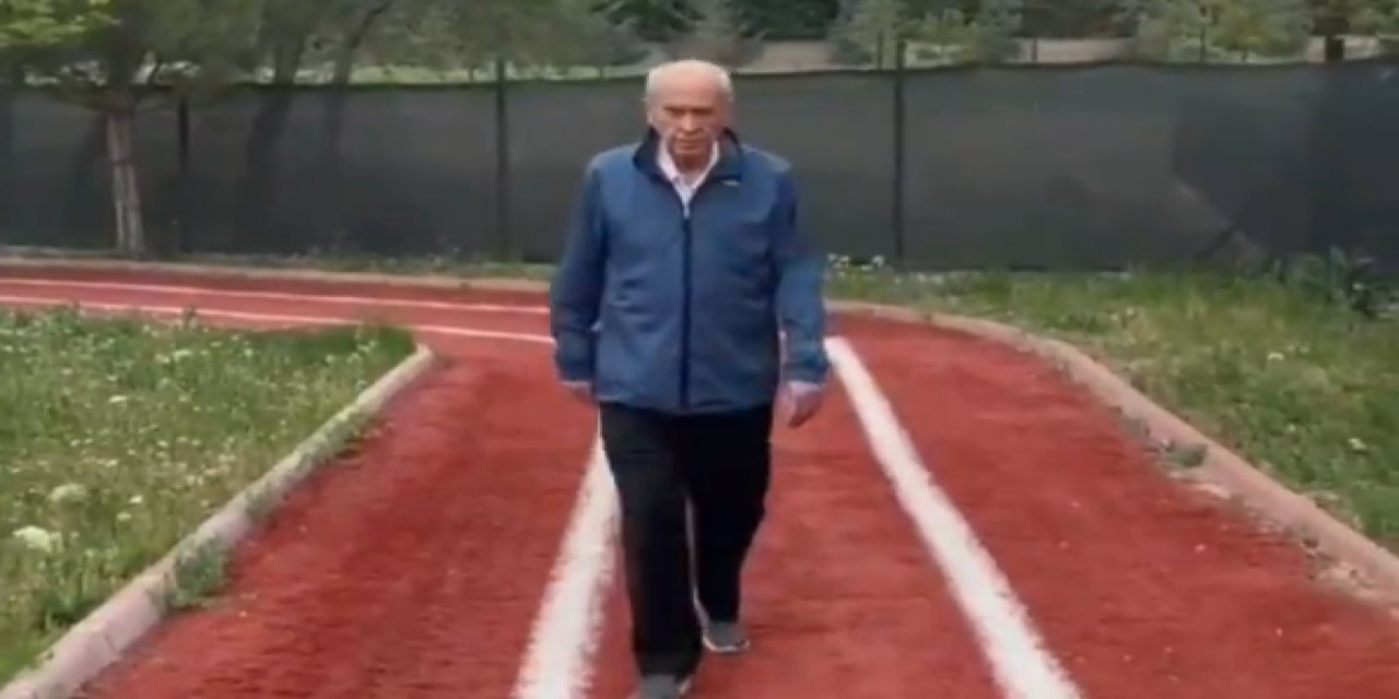 Devlet Bahçeli, Ferdi Tayfur eşliğinde yürüyüş yaptı