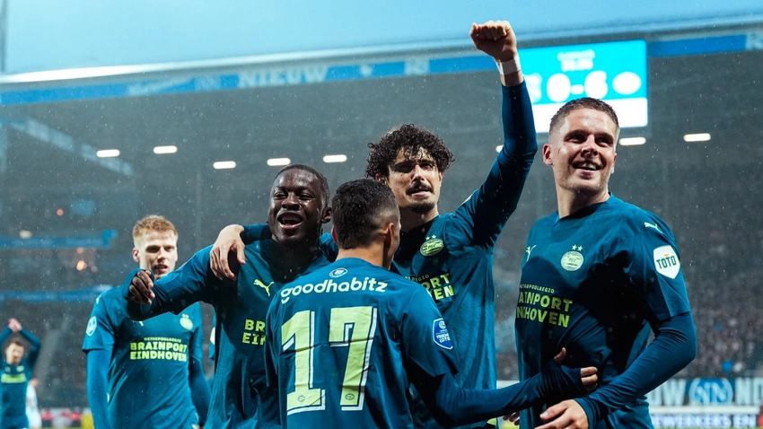 Lider PSV, Heerenveen'e gol oldu yağdı!