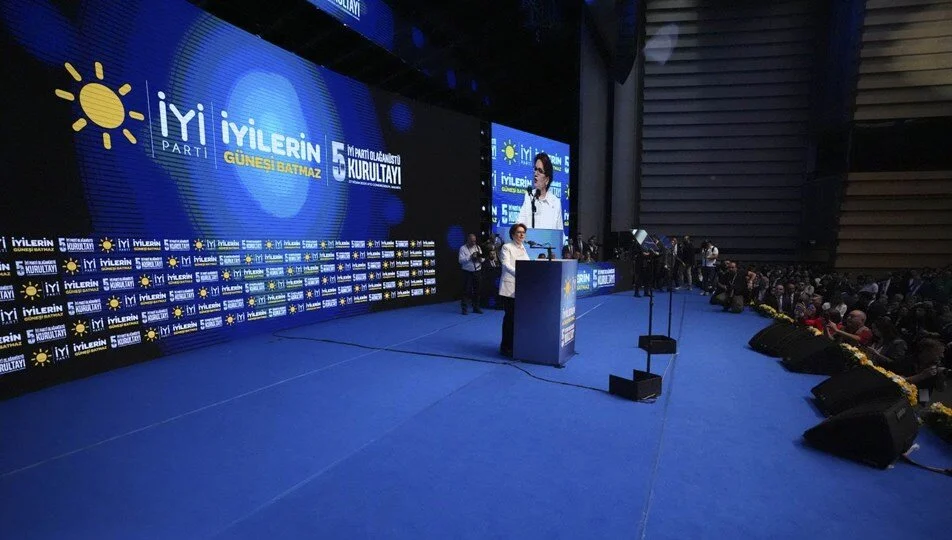 İYİ Parti Genel Başkan Adayı Günah Kodaz, rakibi Koray Aydın için oy isteyince yuhalandı