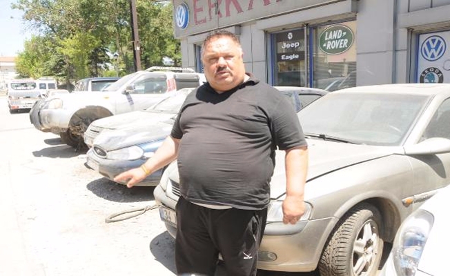 2 çocuk, güpegündüz 5 otomobili soymaya kalktı