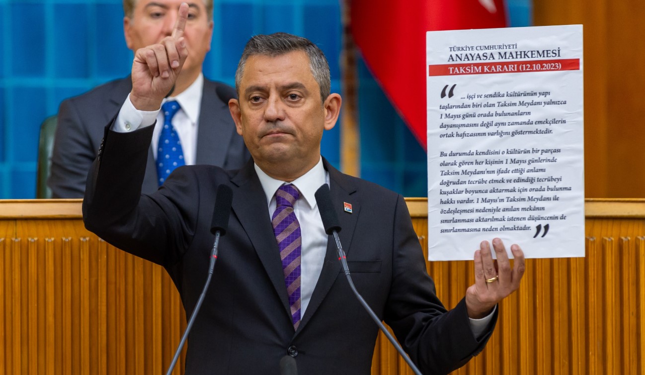Özgür Özel, yeni anayasa isteyen AKP'ye kürsüde çıkarıp gösterdi