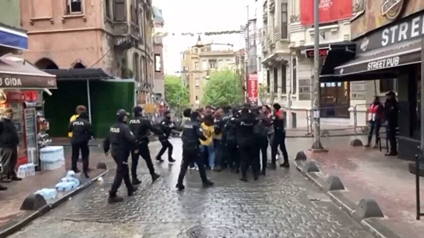 Taksim Meydanı'na yürümek isteyen gruplara polis müdahale etti