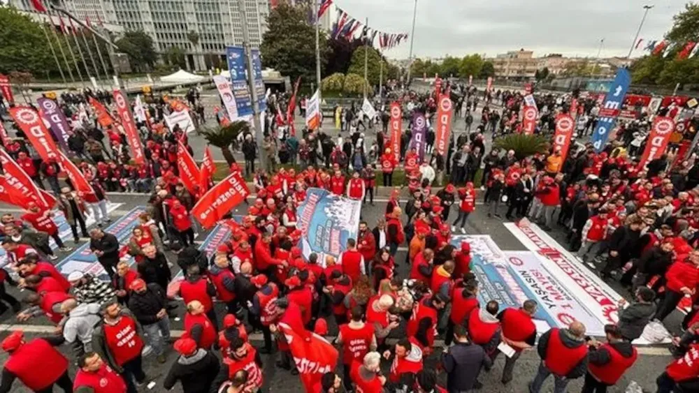 Polisten canlı yayında tepki çeken sözler: Gazetecileri süpürün