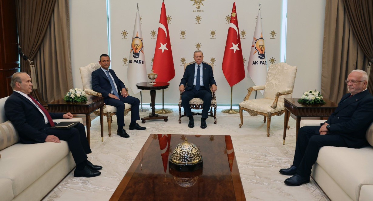 Erdoğan - Özgür Özel görüşmesinde 3. koltuk kimin ve koltuk neden boş? Komplo teorisyenlerine gün doğdu