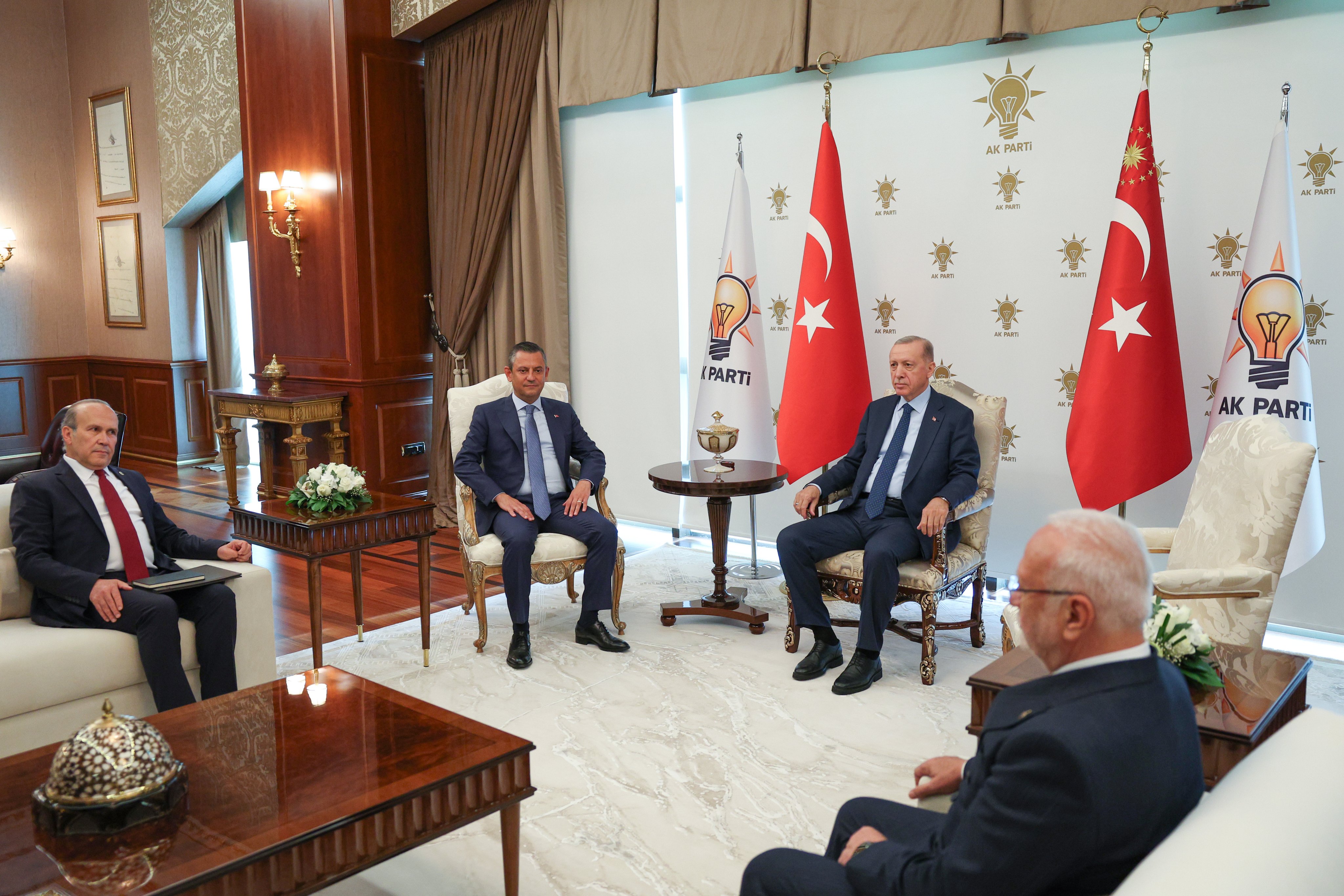 Özgür Özel'den 'boş koltuk' açıklaması
