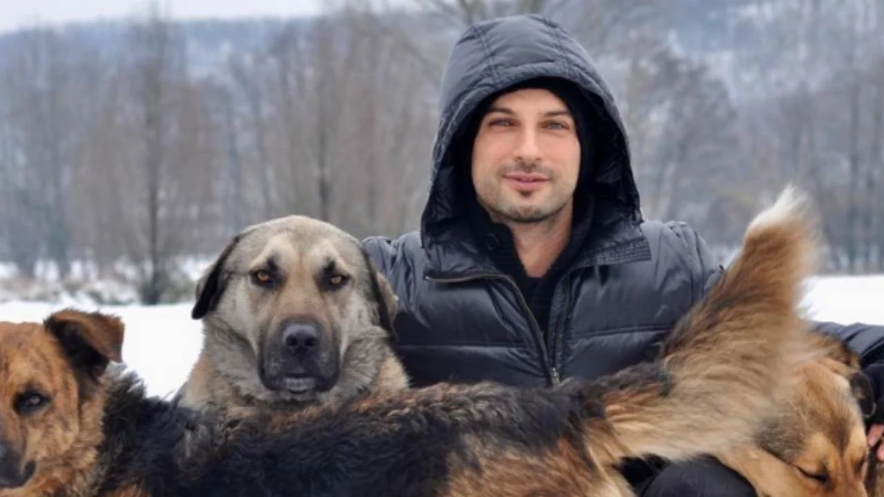 Megastar Tarkan’dan sokak hayvanları çağrısı!