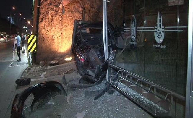 Maltepe'de otomobil otobüs durağına daldı: 1 ölü, 1 yaralı