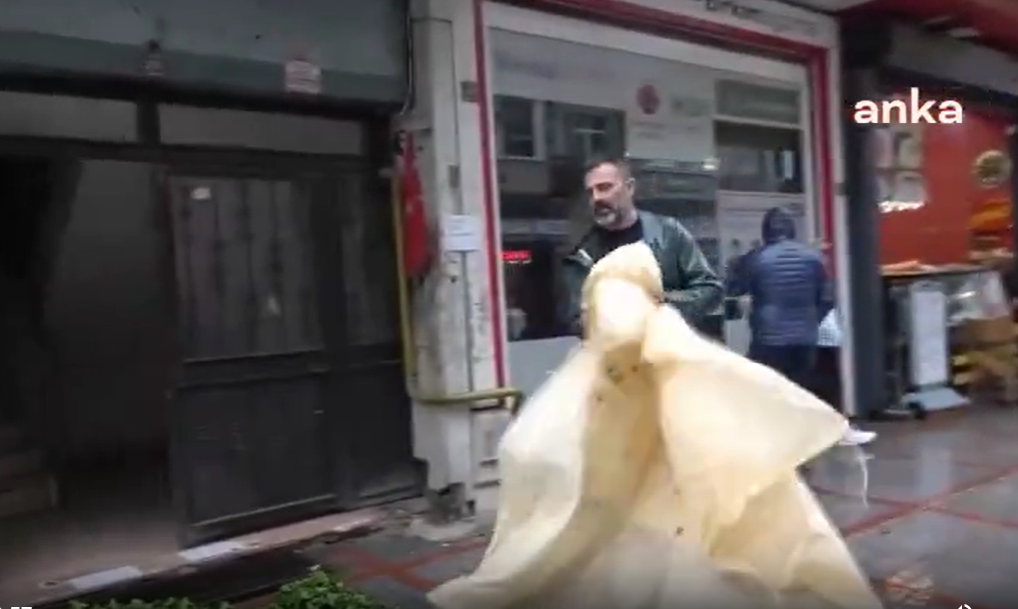 Rizeli üretici, AKP İl Başkanlığı'nın önüne çay döktü