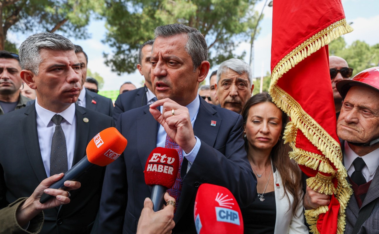 Özgür Özel'den 'Arapça' tabela çıkışı! Kural ve kanunları işaret etti