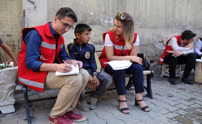 Yüksekova'da sokakta çalışan çocuklara anket