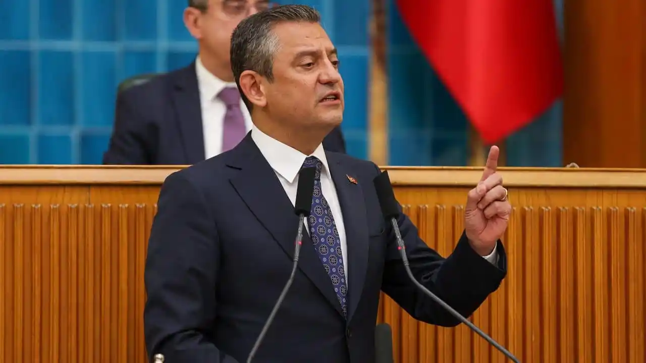 Özgür Özel'den vergi eleştirisi: "En pahalı araçlarla en ucuz araçlarla gidenden aynı vergiyi alıyorlar"