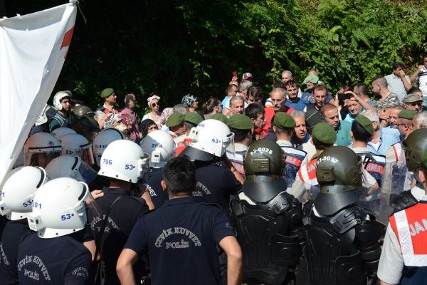 Rize- Artvin havalimanı için taşocağı açılmasına karşı tepkiler artıyor..