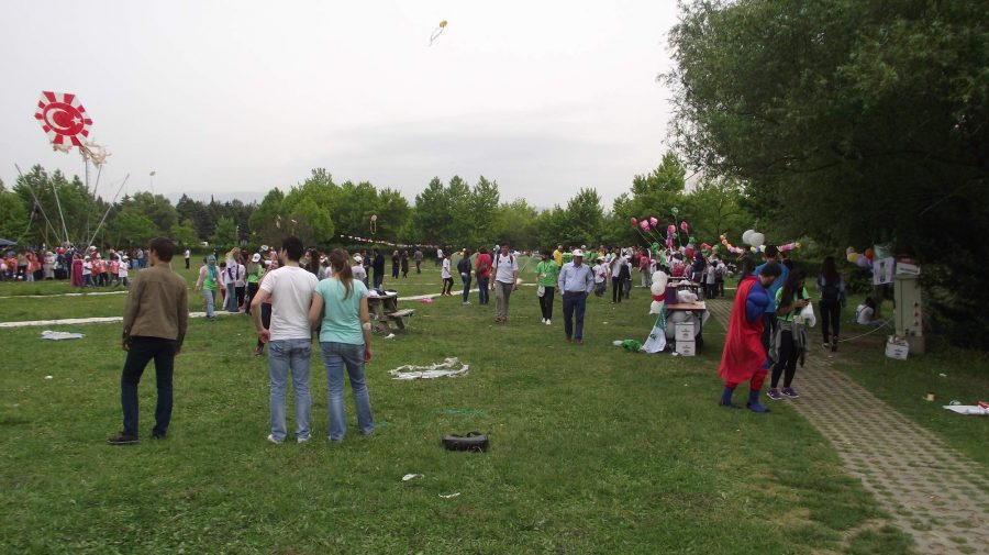 Kızlı erkekli bahar şenliği rektöre battı! Bir de tehdit etti