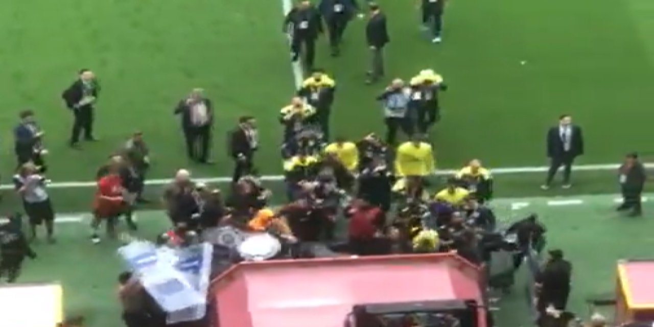 Derbi öncesi saha karıştı! Galatasaray ve Fenerbahçeli oyuncular birbirine girdi
