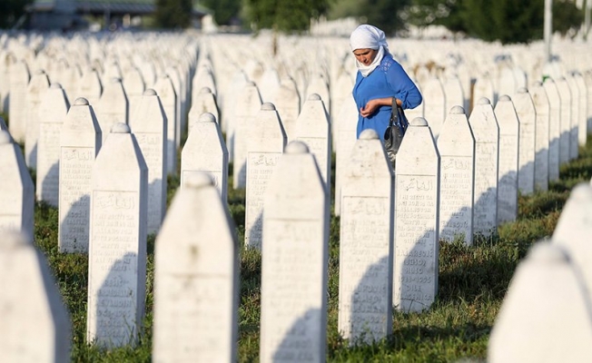 Srebrenitsa Soykırımı'nın kurbanları anılıyor