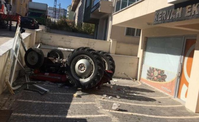 3’üncü kattan aşağı traktör düştü!