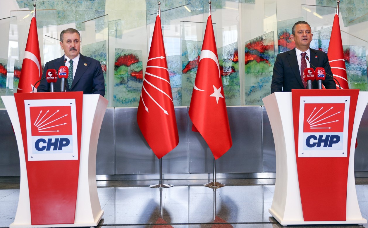 Özgür Özel ve Mustafa Destici arasında 'sokak köpekleri' gerilimi