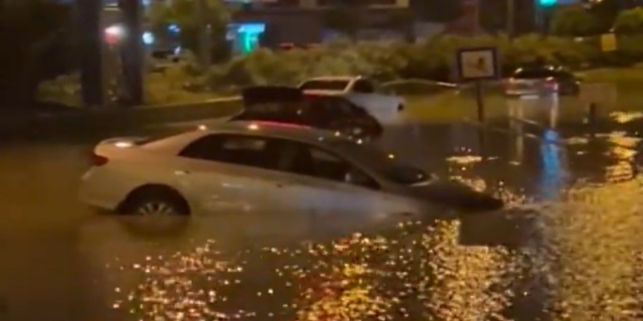 Depremin vurduğu Hatay sele teslim! Caddeler, sokaklar ve konteynerları su bastı