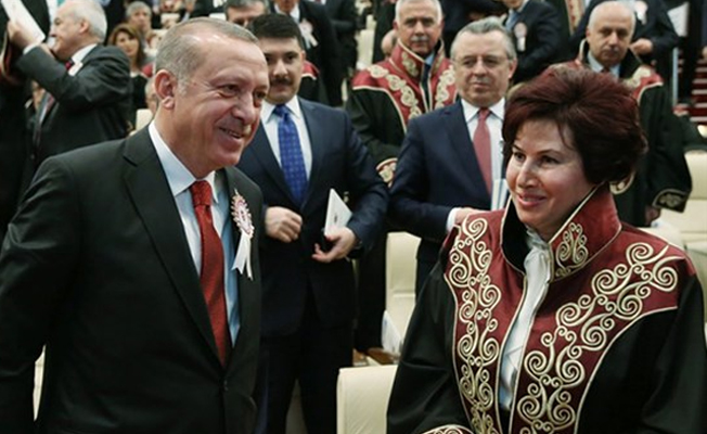 Düğmesiz cübbeyi iliklemeye çalışan Zerrin Güngör yeniden Danıştay başkanı seçildi