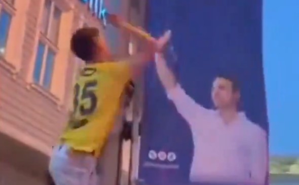 Fenerbahçe taraftarı Ali Koç'un posterini bıçakladı!