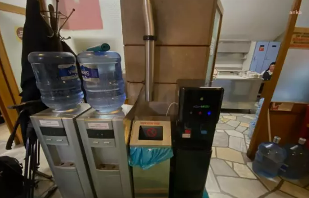 Meclis'teki damacana tasarrufuna ünlü ekonomistten bomba yorum: "Tasarrufa bak çay demle"