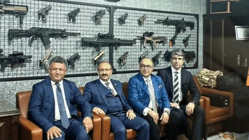 Odasındaki cephaneliği sergilemişti! Adalet Komisyonu Başkanı hakkında soruşturma başlatıldı