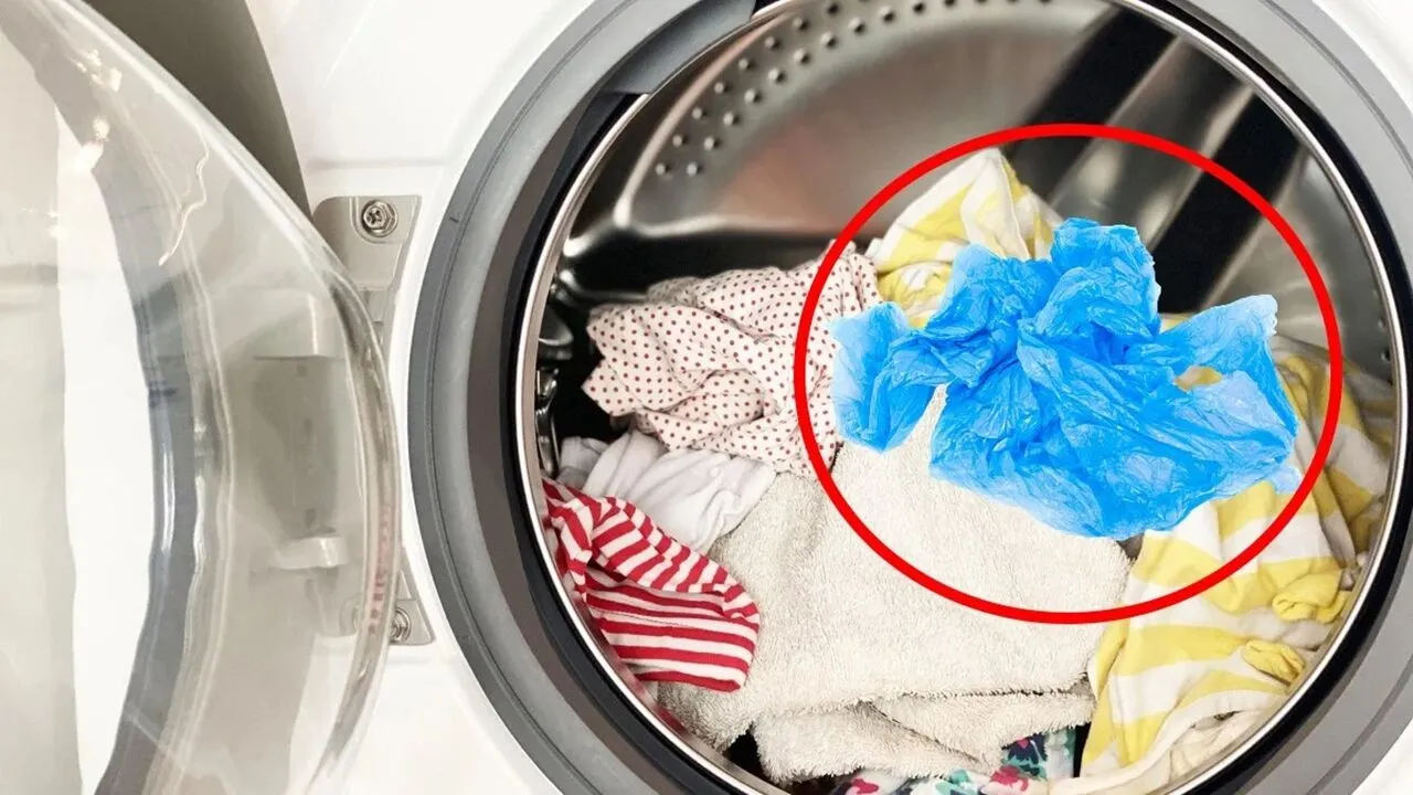 Çamaşırları yıkarken makine içine bir adet poşet atın! O sorunu kökünden yok ediyor