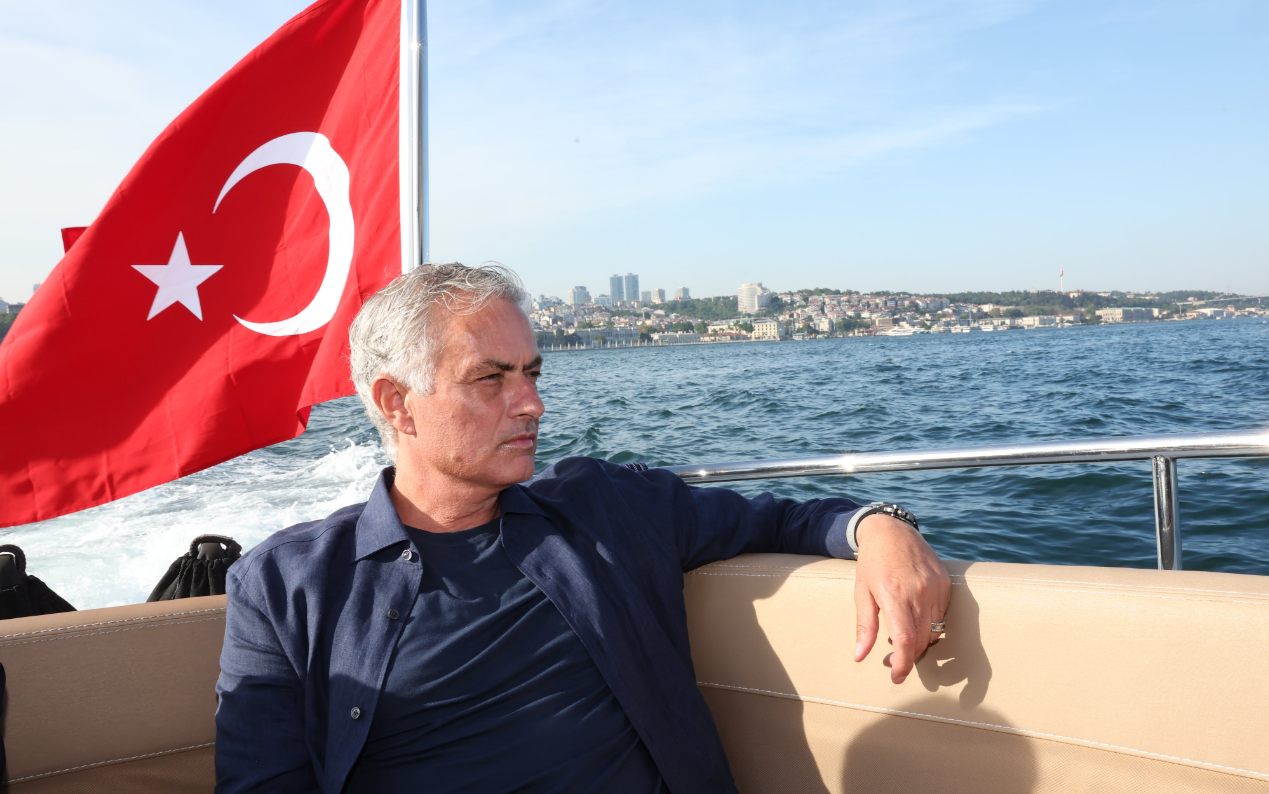 Jose Mourinho, Fenerbahçe'ye imza attı! Tüm dünya 'The Special One'ı konuşuyor