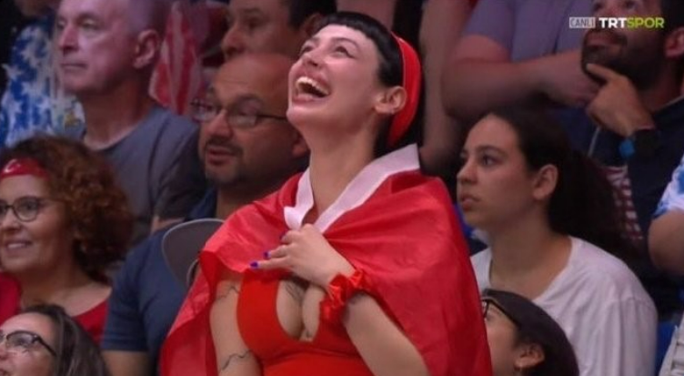TRT'nin Filenin Sultanları yayınında izleyicinin göğüsleri açıldı