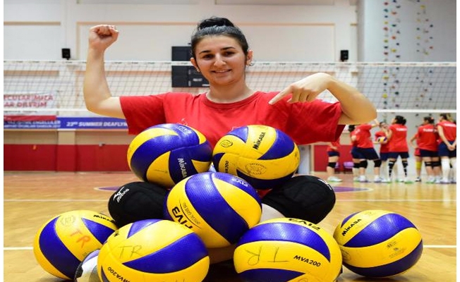 İşitme engelli Esra, 6 yıl boyunca çalışıp milli formayı giydi