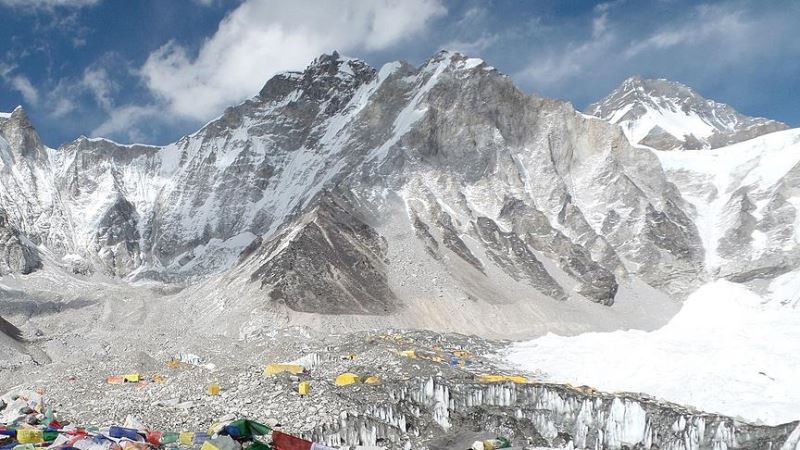 Everest Dağı ve Himalaya zirvesinden 11 bir ton çöp, 4 ceset ve 1 iskelet çıktı