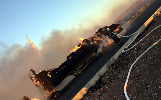 Kilis'te saman yüklü TIR'da yangın