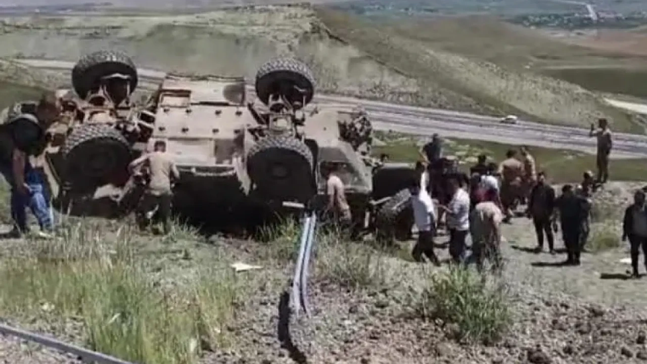 Van'da askeri araç devrildi: Kazada 3 asker yaralandı