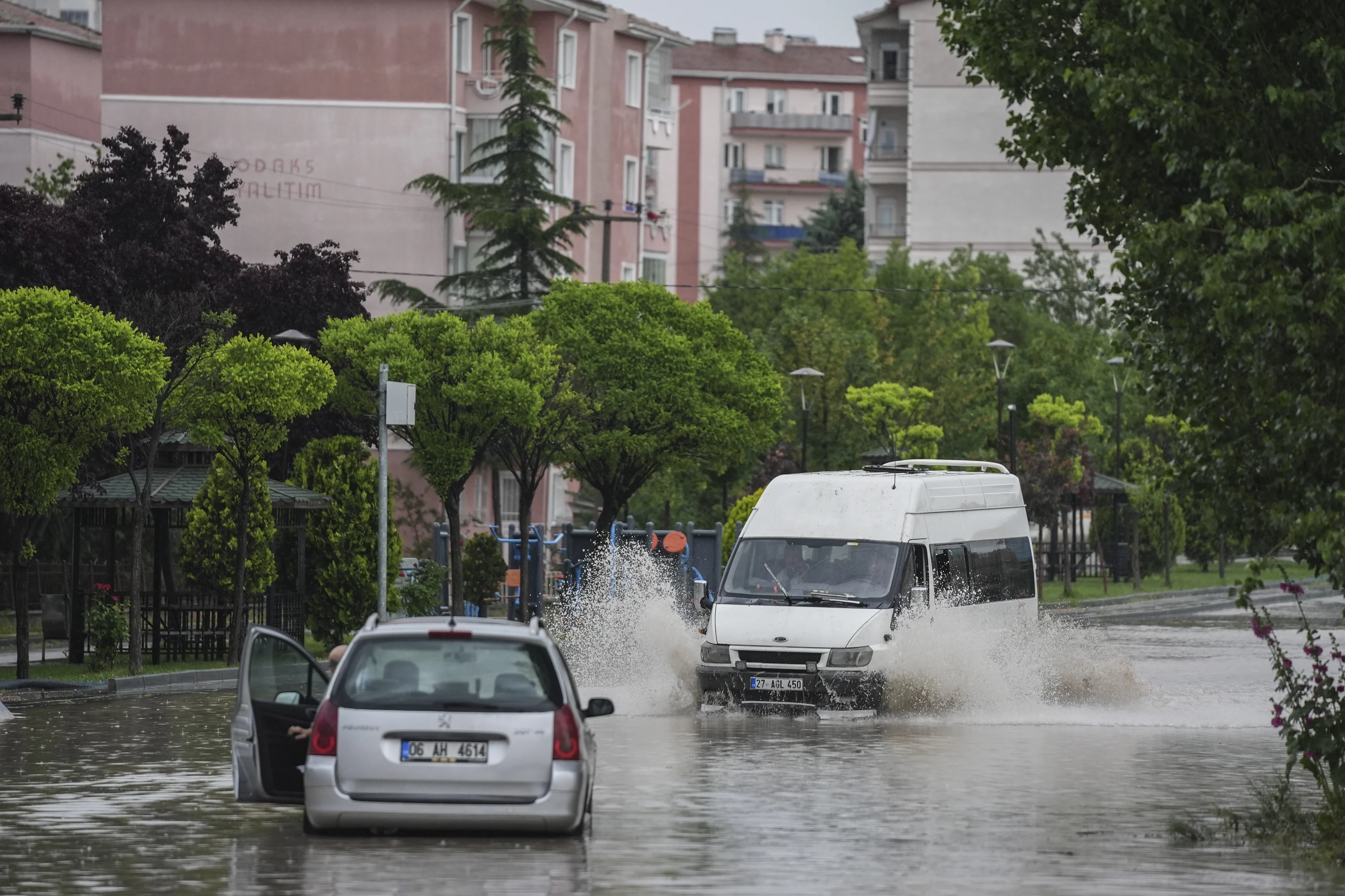 Ankara'da sağanak nedeniyle ev ve işyerini su bastı, araçlar su altında kaldı