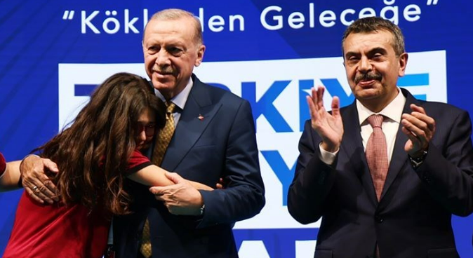 Erdoğan'a sarılan öğrenci onların kardeşi çıktı!